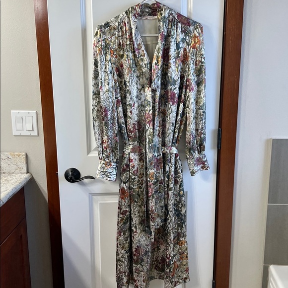 Chic Floral Tie-Neck Dress - Picture 13 of 15